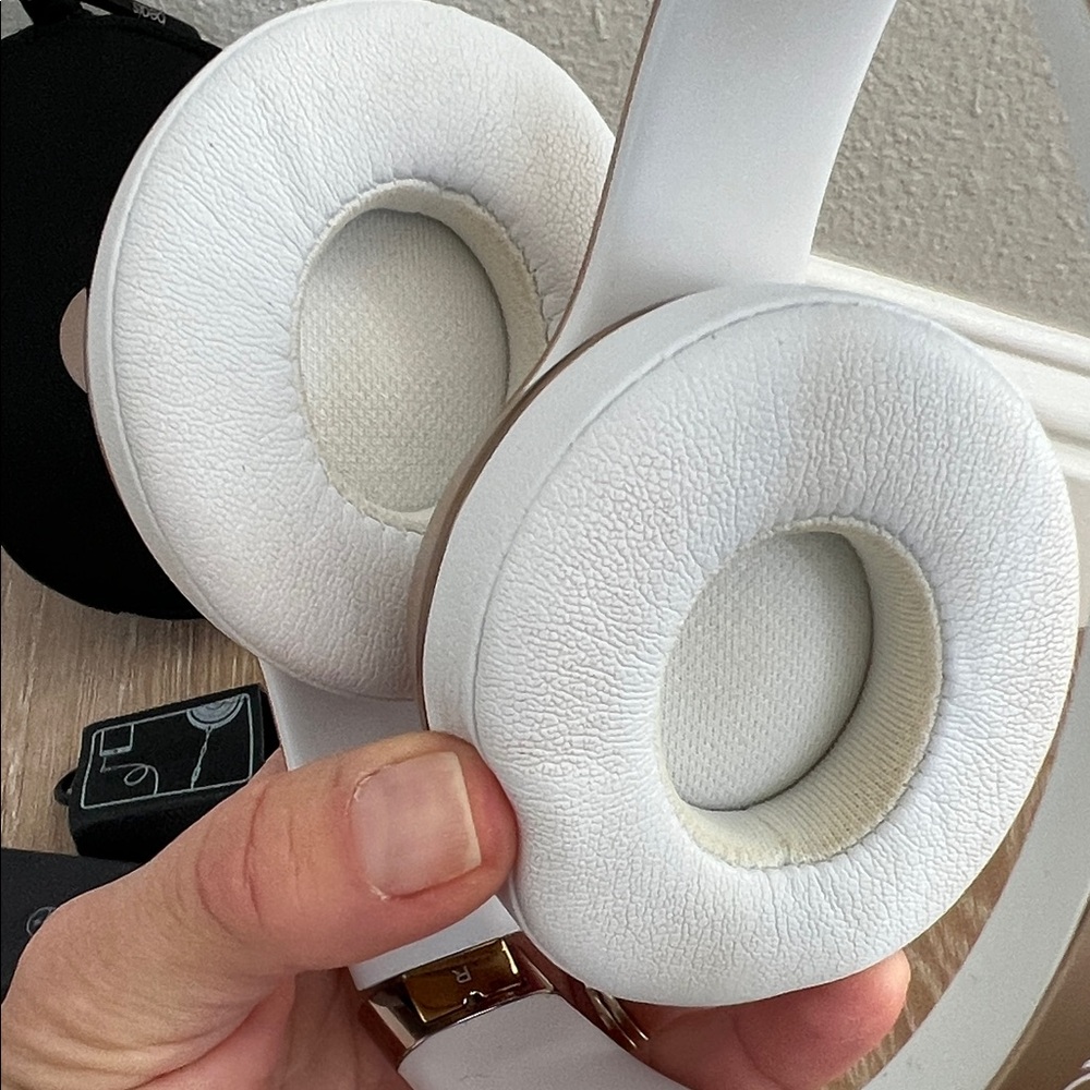 Dr. Dre Beats by Dre Solo3 Gold and White Wireless Headphones - Picture 4 of 7